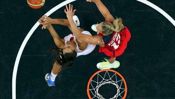 Česká basketbalistka Petra Kulichová blokuje Chorvatku Mariju Vrsaljkovou v utkání skupina A na OH 2012 v Londýně.