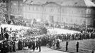 Řevnice, 6. května 1945. Příjezd kolony nákladních automobilů s příslušníky 1. pěšího pluku ROA na náměstí Victoria (dnes Krále Jiřího z Poděbrad).