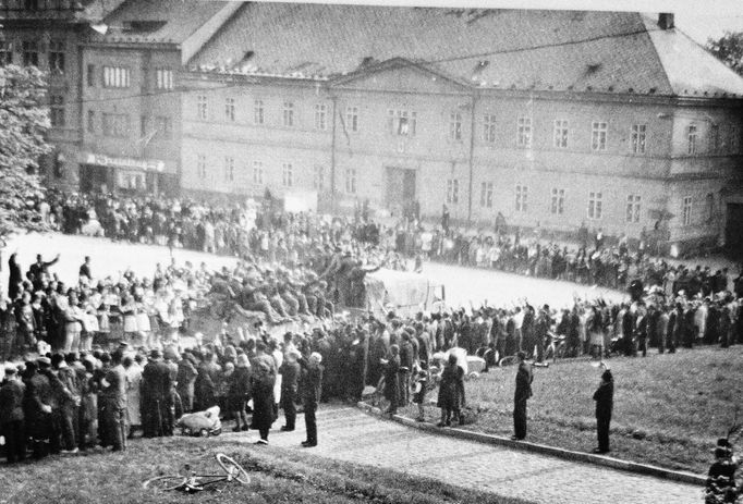 Řevnice, 6. května 1945. Příjezd kolony nákladních automobilů s příslušníky 1. pěšího pluku ROA na náměstí Victoria (dnes Krále Jiřího z Poděbrad).