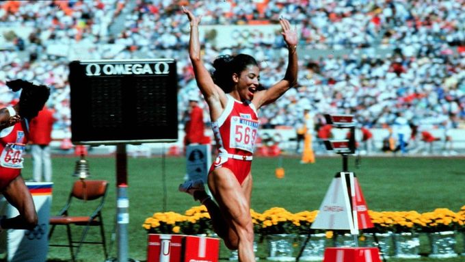 Florence Griffithová-Joynerová v cíli běhu na 100 metrů na olympiádě 1988 v Soulu.