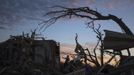 A woman searches for possessions at sunset after the suburb of Moore, Oklahoma was left devastated by a tornado, May 21, 2013. Rescuers went building to building in search of victims and survivors picked through the rubble of their shattered homes on Tuesday, a day after a massive tornado tore through the Oklahoma City suburb of Moore, wiping out blocks of houses and killing at least 24 people. REUTERS/Adrees Latif (UNITED STATES - Tags: DISASTER ENVIRONMENT TPX IMAGES OF THE DAY) Published: Kvě. 22, 2013, 5:10 dop.