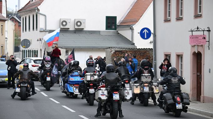 Ruští motorkáři z klubu Noční vlci chtějí 9. května dojet do Treptowského parku ve východním Berlíně, kde je největší berlínský památník věnovaný vojákům Rudé armády.