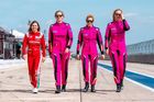 Ženy za volantem: Američanka řádila v boxech, nejen Železné dámy míří do Le Mans