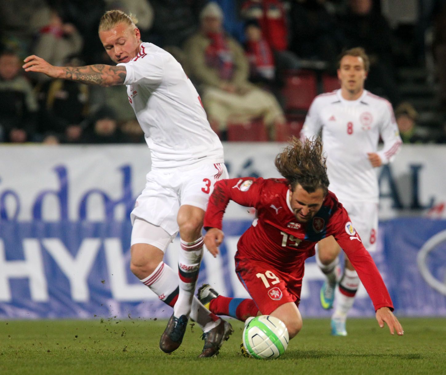 Fotbal, Česko - Dánsko: Petr Jiráček (v červeném) - Simon Kjaer