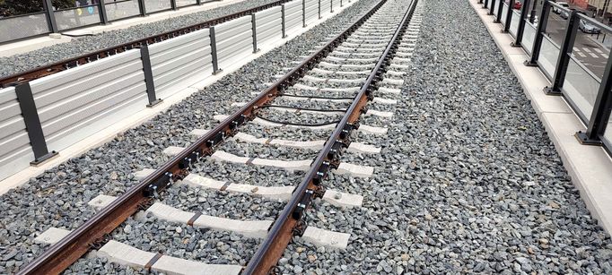 Trať by měla být díky speciálním technologiím tišší než předtím. Zastávka Praha-Výstaviště, 1. srpna 2025.