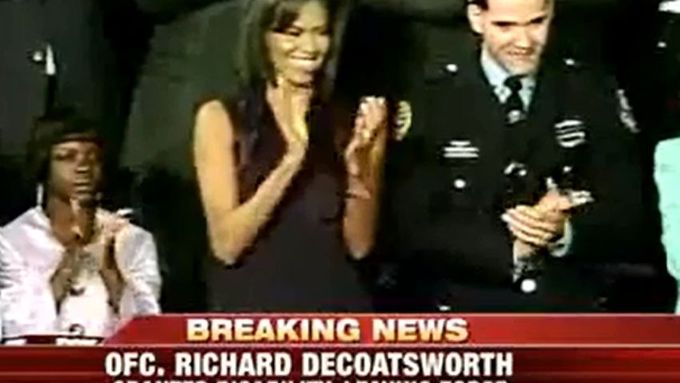 Obviněný policista Richard DeCoatsworth s americkou první dámou Michelle Obamovou.