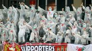 Fanoušci Slavie si dvě zastávky tramvají od Edenu přivezli svérázné choreo,...