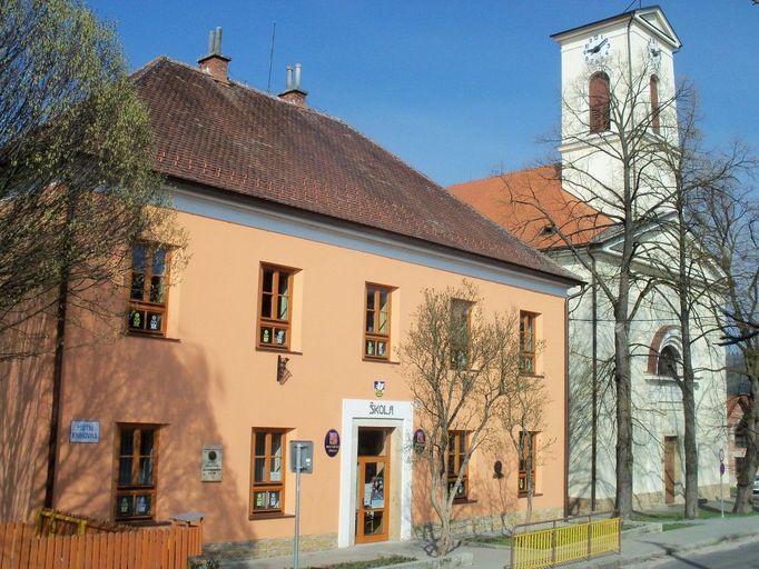 Škola a kostel jsou dnes chloubou obce Komňa.