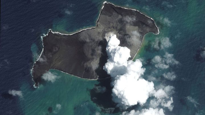 Humanitární let na Tongu otočilil, člen posádky měl covid. Ostrovy se pandemii brání; Zdroj foto: Satellite Image ©2022 Maxar Technologies/Handout via REUTERS