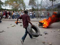 Haiťané pálili na protest proti zadržení Duvaliera pneumatiky