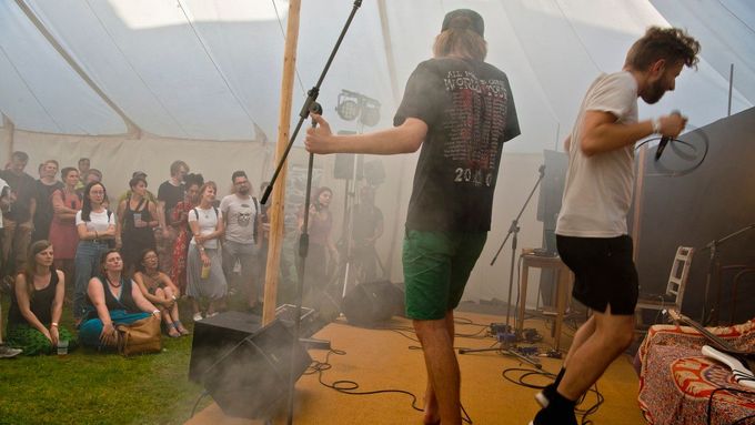 Festival Colour Meeting se v Poličce koná už dvě desítky let. Na snímku z roku 2020 je vystoupení české kapely Post-hudba.