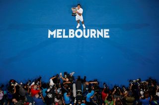 Roger Federer pózuje s trofejí pro vítěze tenisového Australian Open.
