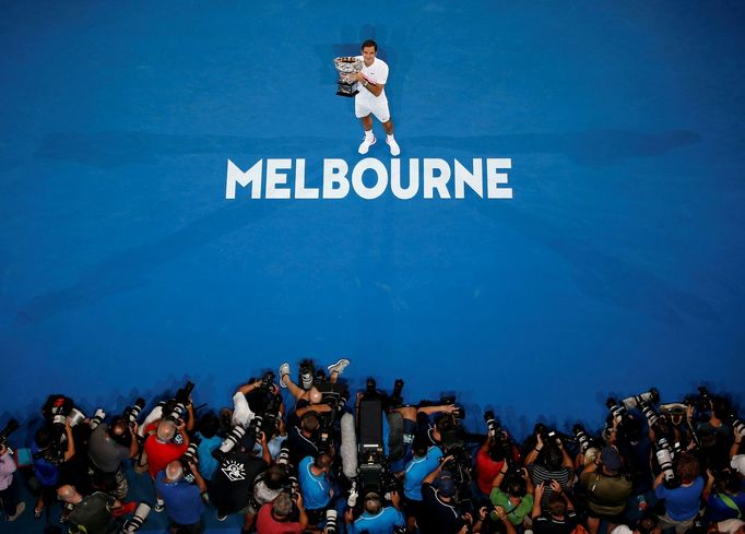 Roger Federer pózuje s trofejí pro vítěze tenisového Australian Open.