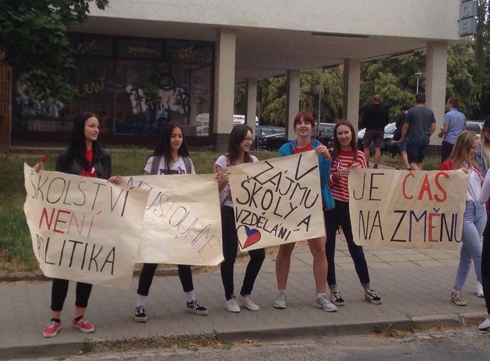 Studenti Gymnázia Jana Blahoslava v Ivančicích na podporu Danuše Minsterové.