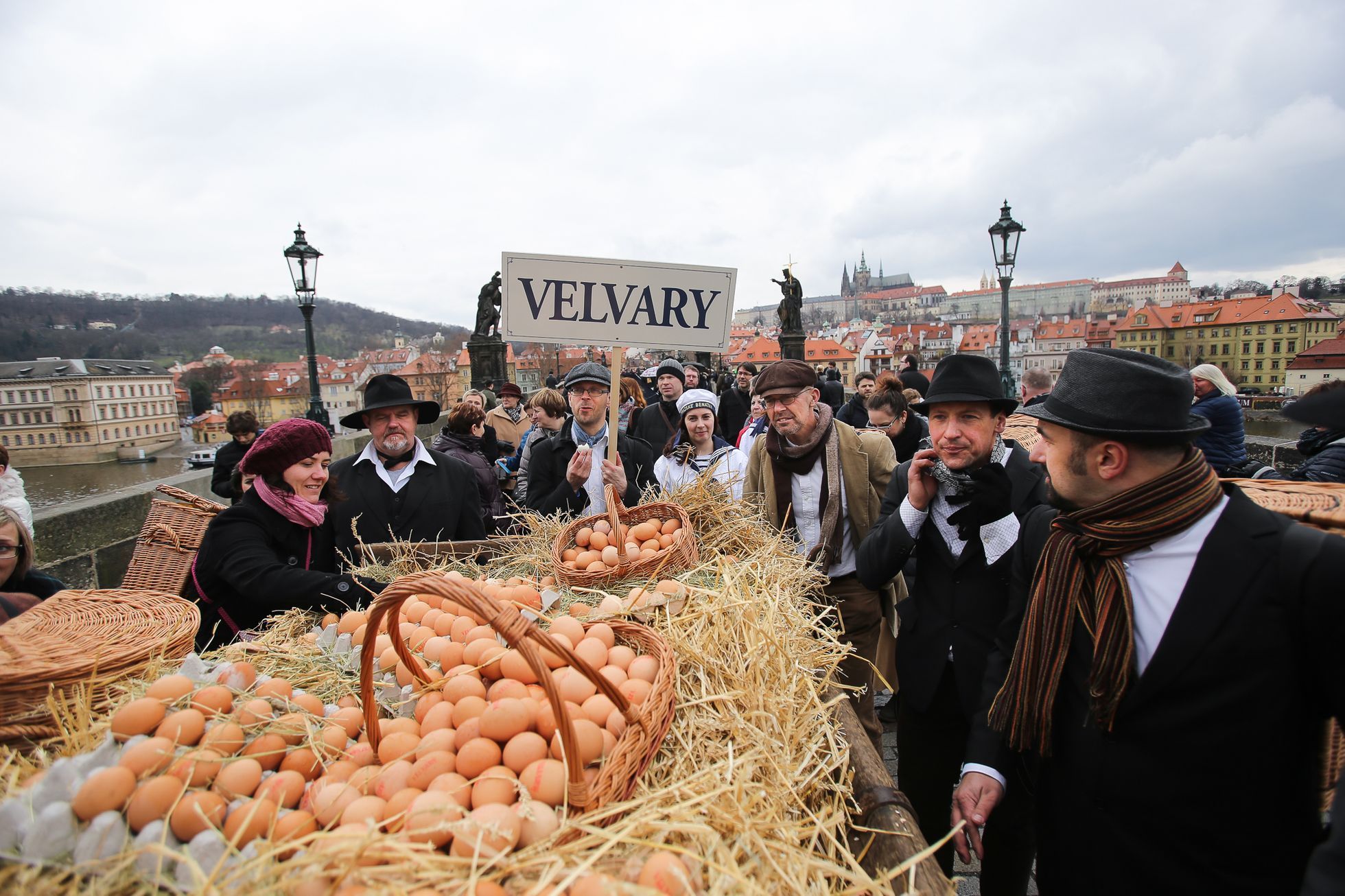 Velvarský vajíčkový průvod přes Karlův most