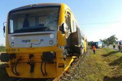 Popelářské auto u Opavy rozpáralo osobní vlak