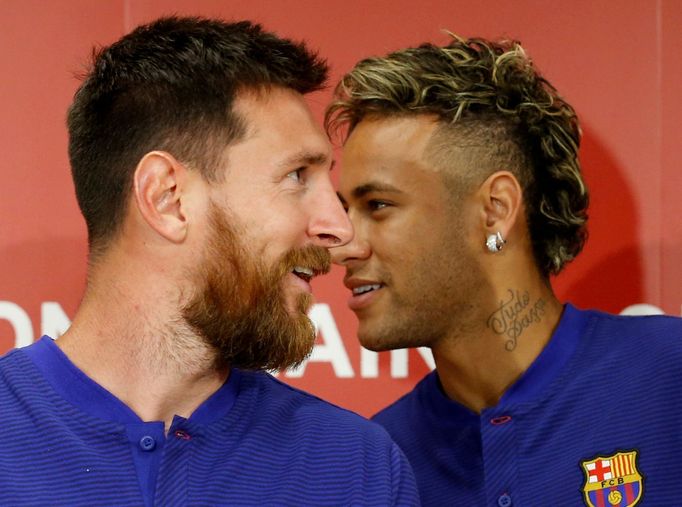 FILE PHOTO: FC Barcelona players Lionel Messi (L) and Neymar attend a news conference to announce the sponsorship deal between the team and Japanese e-commerce operator R