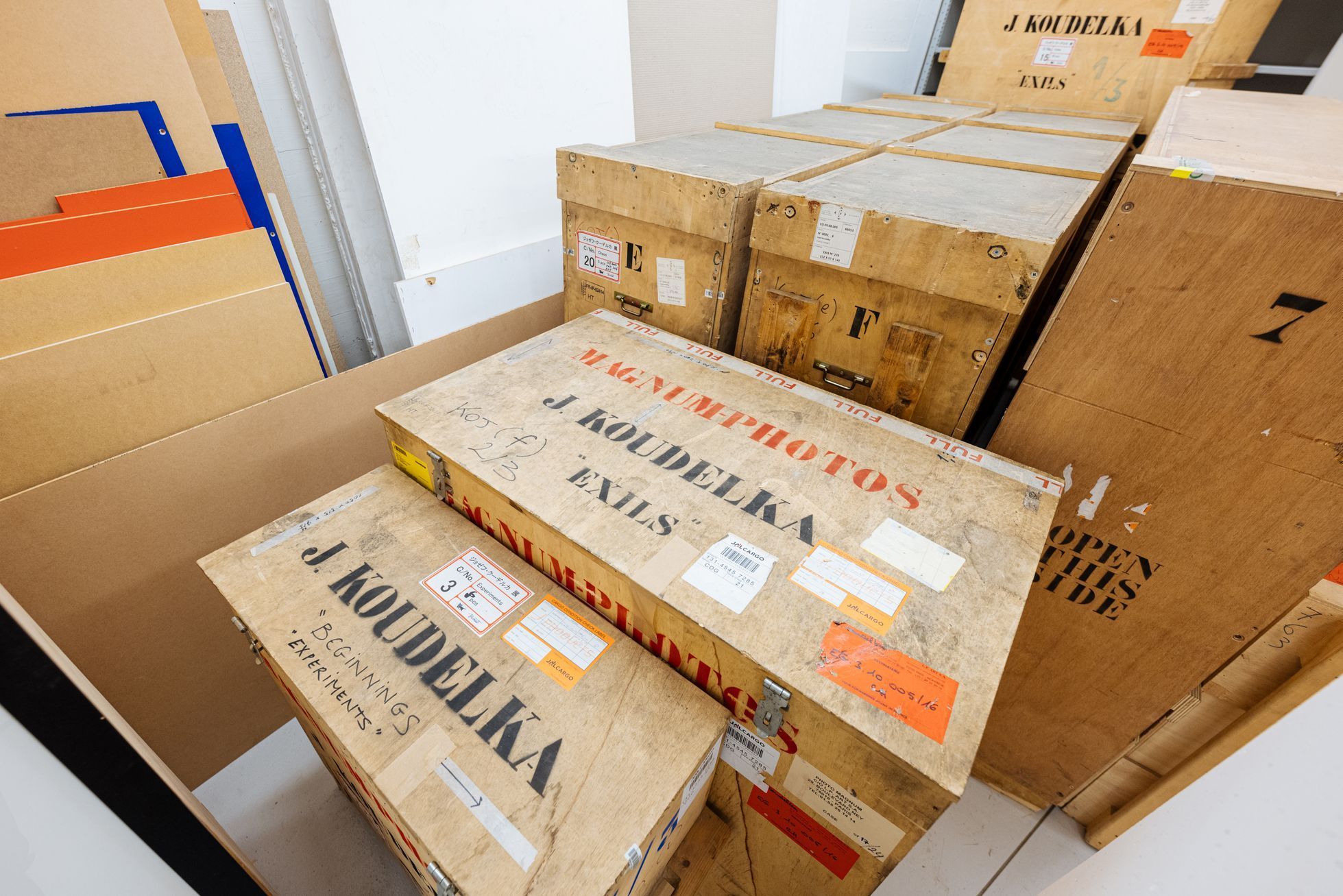 Fotografie Josefa Koudelky v depozitáři Uměleckoprůmyslového musea