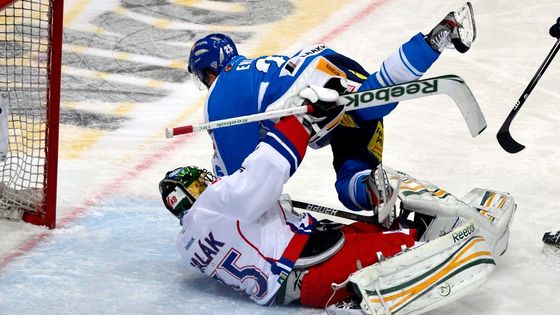 Český brankář Alexander Salák měl proti Finům těžký život. Podívejte se na galerii z dramatického duelu.