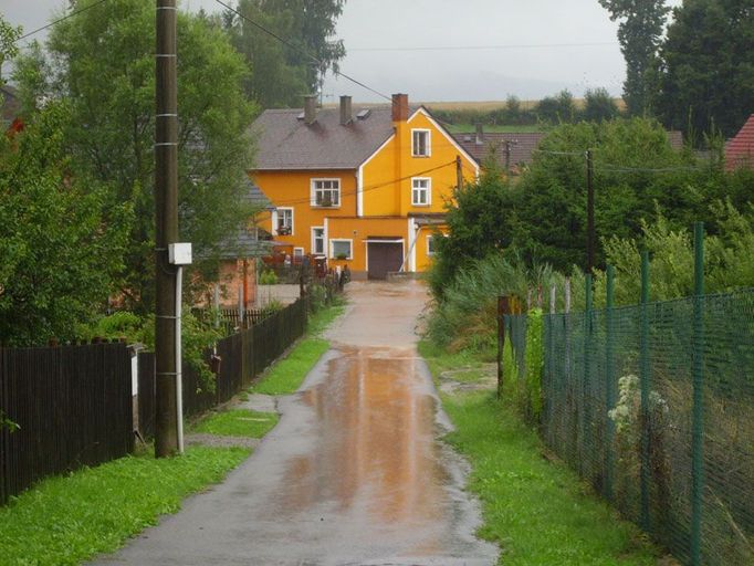 Snímek z Horní Libchavy u České Lípy, kde již od brzkých odpoledních hodin lidé bojují s rozvodněným potůčkem Libchava.