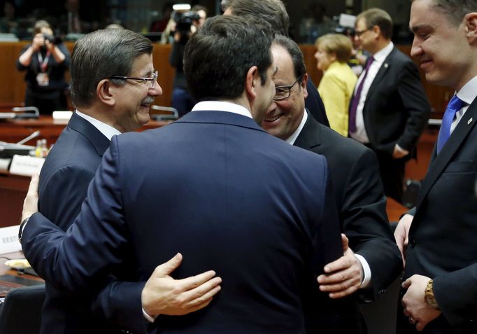 Turecký premiér Davutoglu, řecký premiér Tsipras, francouzský prezident Hollande a estonský premiér Roivas na uprchlickém summitu v Bruselu.