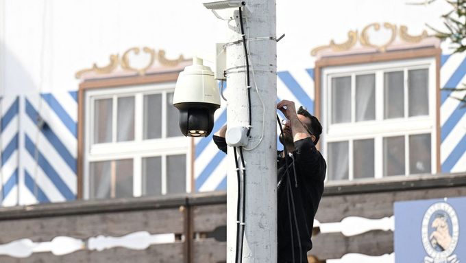 Pracovník instalující bezpečnostní kameru před jedním z pivních stanů na 189. ročníku Oktoberfestu.