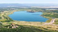 Jezero Most na leteckém snímku z roku 2019, kdy se začala budovat rekreační zóna. Na fotografii ještě nenajdete parkoviště ani kiosky (vyrostly na místě vpravo, kde je na fotografii vidět odkrytá zemina a nově postavená asfaltová cesta).