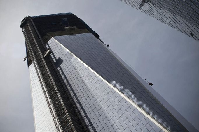 A view shows the One World Trade Center in New York April 30, 2012. The One World Trade Center, built on the Ground Zero site of the fallen World Trade Center Towers, which were brought down in the September 11, 2001 terror attacks, officially surpassed the Empire State Building as the tallest building in New York on Monday. The One World Trade Center will stand at 1,776 feet (541 meters) to the tip of its antenna when it is completed, possibly by late 2013. It will then be the tallest building in the Western Hemisphere and the third tallest building in the world. REUTERS/Andrew Burton (UNITED STATES - Tags: SOCIETY BUSINESS CONSTRUCTION REAL ESTATE CITYSPACE) Published: Dub. 30, 2012, 8:11 odp.