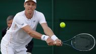 8. TOMÁŠ BERDYCH. Magazín Forbes mu napočítal výdělek 101 milionů korun, z toho 66 milionů na prize money a 35 milionů od sponzorů. Jeho hlavními sponzory jsou H&M, Head, BMW a Ulysse Nardin. Pozor, důležitá poznámka: žebříček se skládal z výdělků, které sportovci zaznamenali v rozmezí červen 2013 - červen 2014. Proto v něm není započítaný např. letošní příjem Petry Kvitové z Wimbledonu.