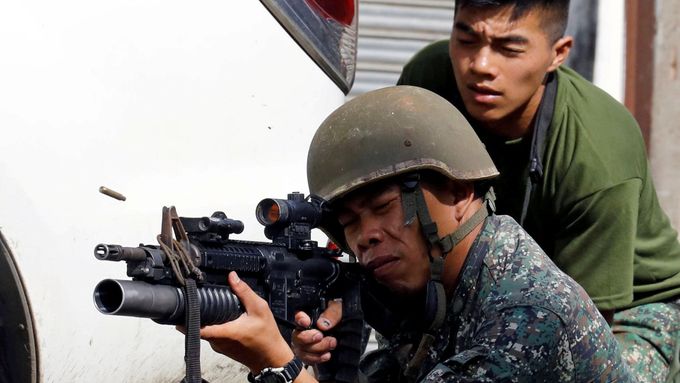 Filipínští vojáci bojující ve městě Marawi.