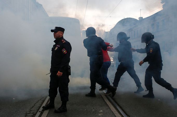 Policisté zasahují v Moskvě při protestech proti plánované důchodové reformě.