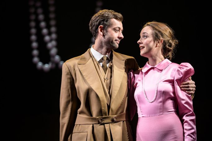 Radúz Mácha coby Karel Bovary a Denisa Barešová jako Ema Bovaryová.