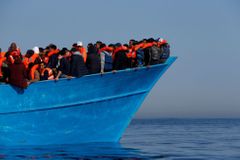 U Severního Kypru ztroskotala loď s migranty. Zemřelo 16 lidí, záchranáři jich stovku zachránili