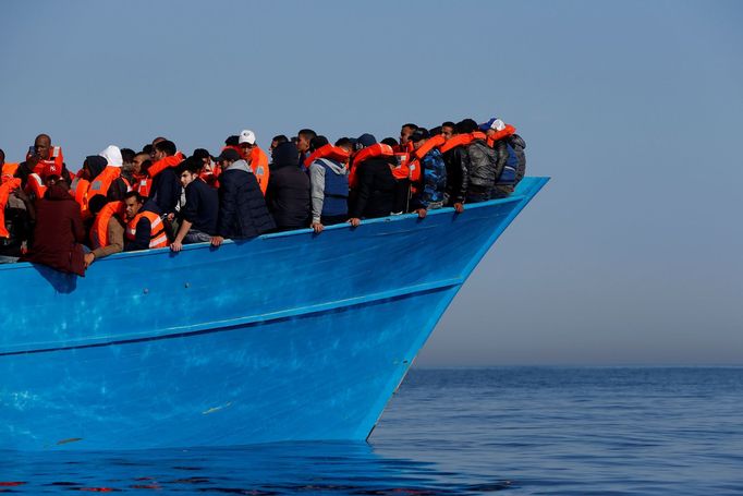 Loď s migranty poblíž Malty.