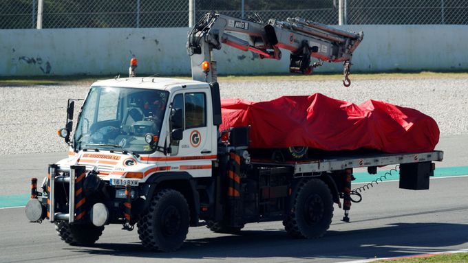 Odtahový vůz odváží zničenou formuli Sebastiana Vettela