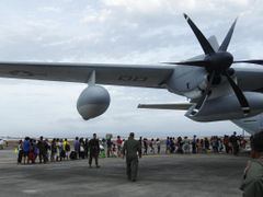 Letoun Hercules na letišti v Taclobanu.