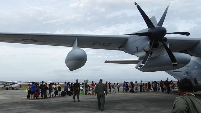Letoun Hercules na letišti v Taclobanu.