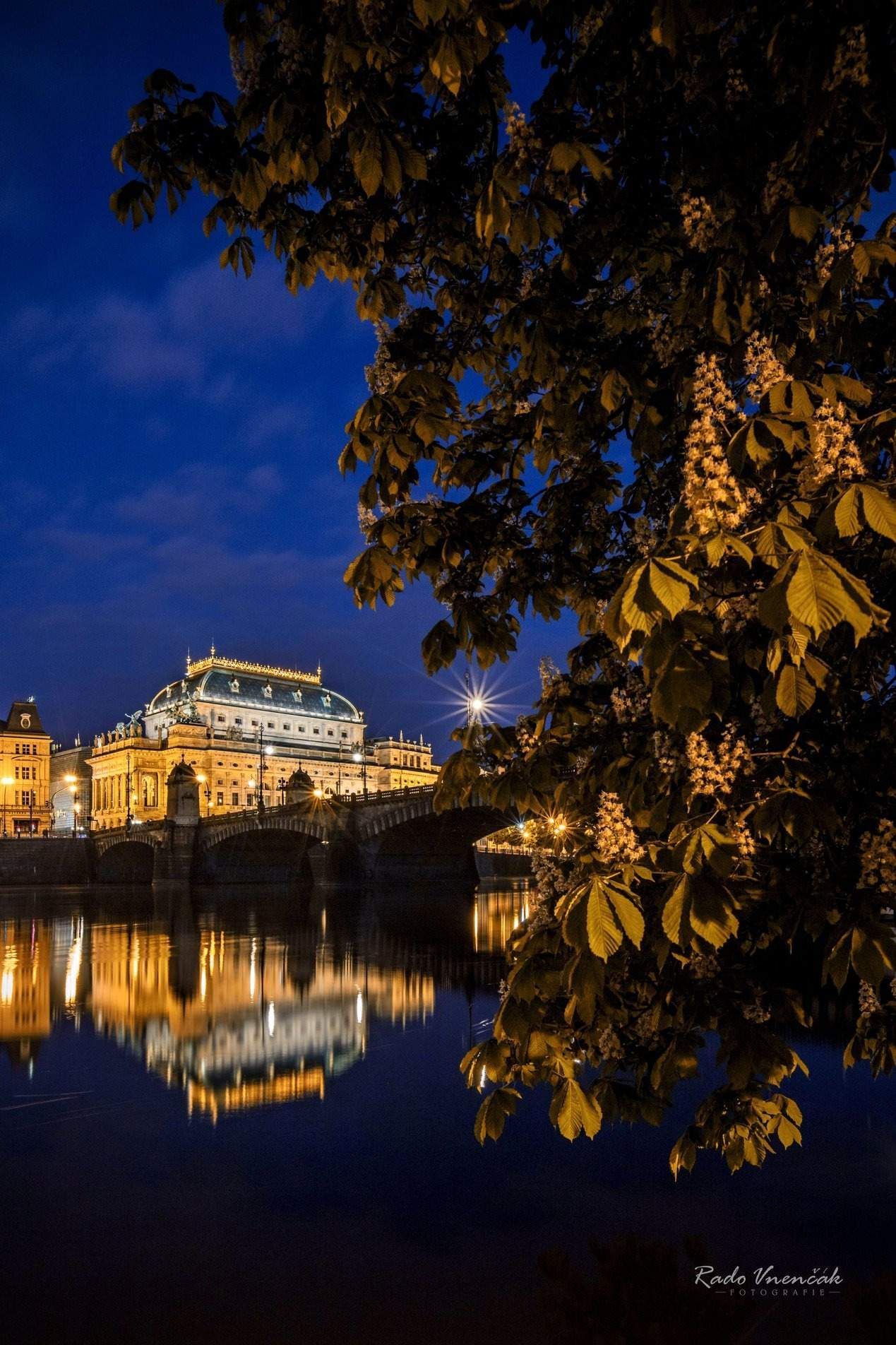 Radoslav Vnenčák: Praha v zrcadle