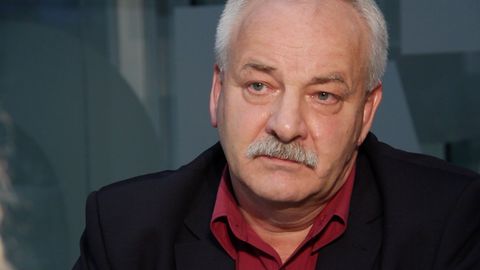 Společnost je nervózní, lidé nevědí, co se s nimi děje, neutralita by Čechy uklidnila, tvrdí Adámek
