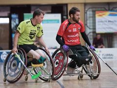 Tomáš David a Jan Natov - oba hrají i florbal nehandicapovaných, přesto usedají do vozíků a svádí bitvy ve vozíčkářské lize.