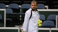 DAVID KUNST - Nutno říct, že Fed Cup, to není jen Pála. Celý týden stráví s hráčkami na kurtu také trenér David Kunst. I on tak má hru Petry dobře přečtenou a může připadat v úvahu. Kdo ví, ne nadarmo si možná rodačka z Bílovce vzala dobu na rozmyšlenou právě přes Fed Cup.