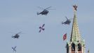 Russian helicopters carrying military insignias fly near the Spasskaya tower of the Kremlin during the general rehearsal for the forthcoming Victory parade on Moscow's Red Square May 6, 2012. Russia celebrates its 67th anniversary of victory over Nazi Germany on May 9. REUTERS/Tatyana Makeyeva (RUSSIA - Tags: ANNIVERSARY POLITICS SOCIETY TRANSPORT MILITARY) Published: Kvě. 6, 2012, 9:02 dop.