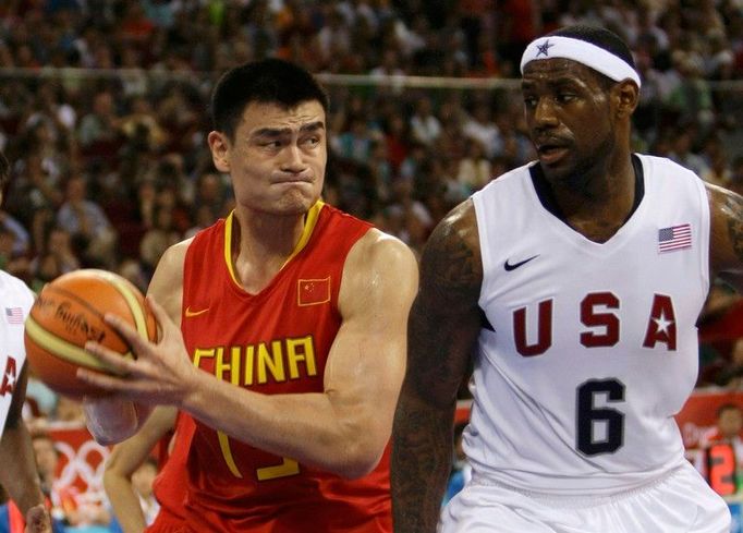 Basketbal. Dvě hvězdy v osobním souboji - Jao Ming a Lebron James.