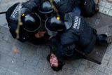 Podle listu La Vanguardia bylo nejméně 17 lidí při demonstracích zraněno.