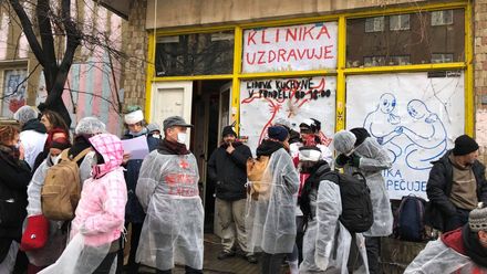 Exekutor dnes vyklidí Kliniku: Budeme klást pasivní odpor, říká aktivista