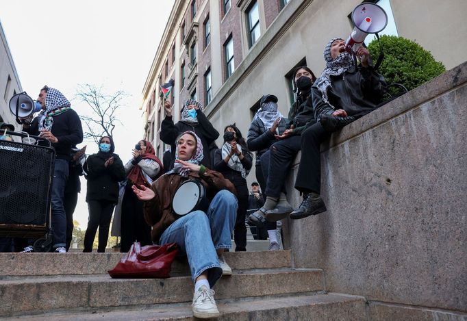 Studenti demonstrující na podporu Palestinců v kampusu Kolumbijské univerzity v New Yorku.