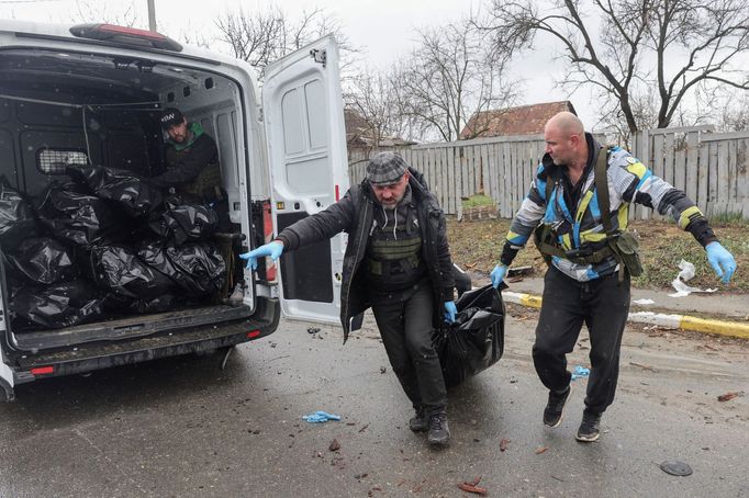 Fotografie z Buči, kde ruské jednotky zavraždily místní civilisty.