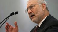 Joseph Stiglitz , nositel Nobelovy ceny za ekonomii za rok 2001. Cílené státní zásahy do ekonomiky jsou podle něj lepší, než nechat vše jen na působení "neviditelné ruky trhu". Stiglitzův profil pro Time napsal britský expremiér Gordon Brown. Chválí ho za to, že předpověděl světovou ekonomickou krizi. Velkou pozornost vyvolala v roce 2010 jeho kniha Volný pád: Amerika, volné trhy a potápění se světové ekonomiky.