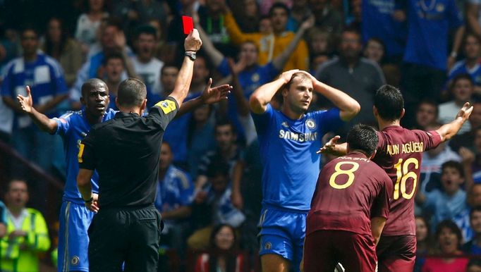 Fotbalista Branislav Ivanovič (3. zprava) dostává červenou kartu od rozhodčího Kevina Frienda v utkání anglického Community Shield 2012 mezi Manchesterem City a Chelsea.