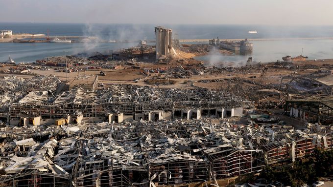 Zničený přístav v libanonském Bejrútu.
